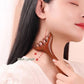🦶🧠 50% KORTING! Stop met het wrijven over je slapen alsof je een lamp hoopt te zien! Deze zesklauwen massagekam krabt, drukt en stimuleert je meridianen – van je hoofd tot je nek en lijf, alsof een professionele masseuse 24/7 in je tas zit!