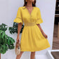 Chique jurk met V-hals en kanten details.