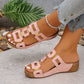 Zomerse strandsandalen voor dames met uitgesneden details en open teenzool en plateauzool.