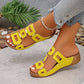 Zomerse strandsandalen voor dames met uitgesneden details en open teenzool en plateauzool.