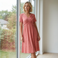 👗💙 50% KORTING! Alsof je een zomerbries in een jurk giet die je taille accentueert en je benen laat dansen! V-hals, korte mouwen, lange pasvorm – klaar voor strand, stad of terras.