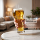 Groot bierglas met sierlijke reliëfversiering